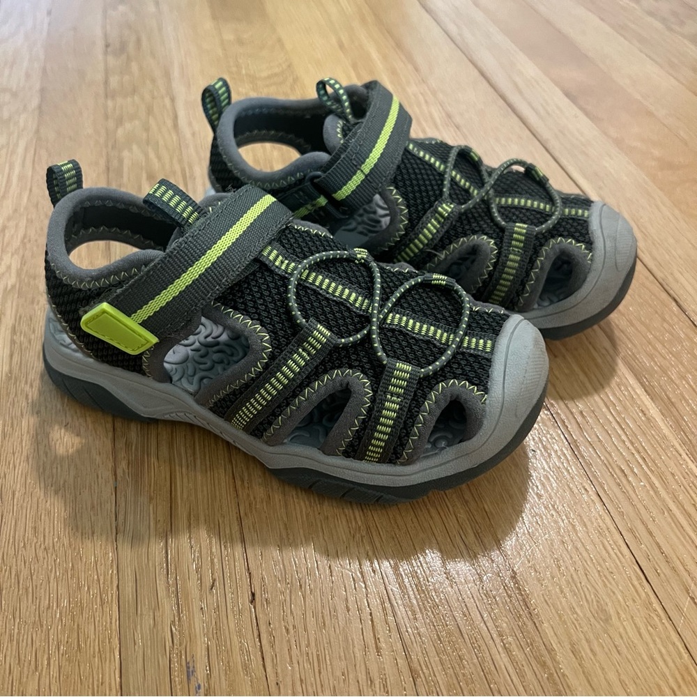 Toddler Kids Sandals Sz 9 Hook and Loop Closure, Toe Bumper, Water Shoes